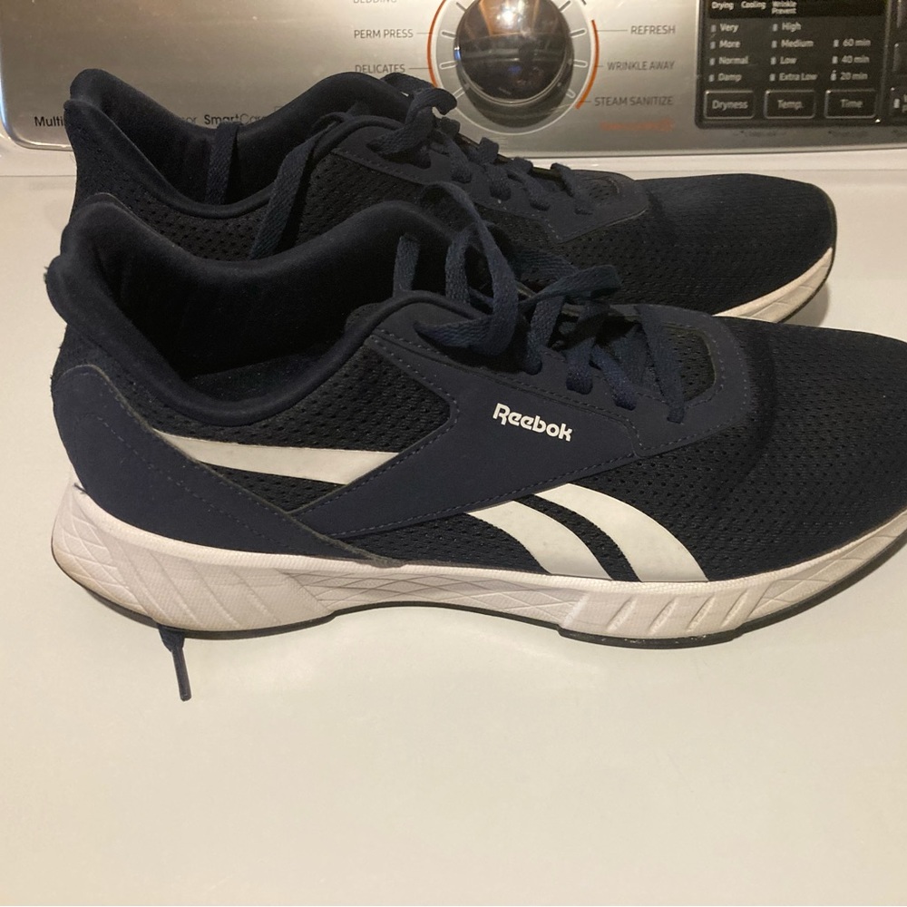 These are Reebok runny shoes they’re good quality barely used